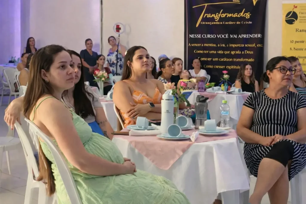 A imagem mostra o Encontro de Mulheres realizado na Igreja Adore, com mulheres reunidas em um ambiente acolhedor para comunhão, reflexão e fortalecimento da fé.