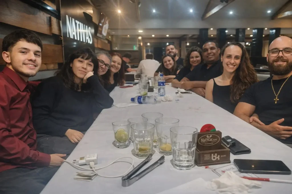 Encerramento do Curso de Casais Aliança da UDF, com foto em grupo dos participantes reunidos para celebrar a conclusão do curso em um restaurante.