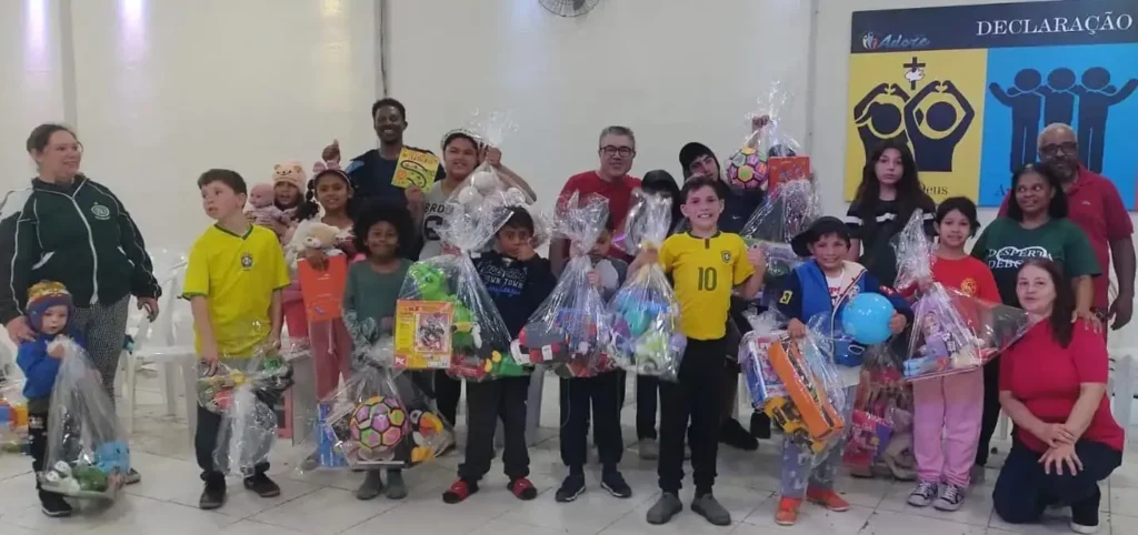 Ação social da Igreja Adore em Almirante Tamandaré com distribuição de brinquedos e apoio a crianças e famílias